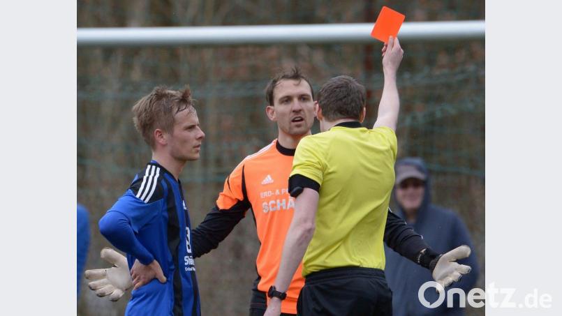 Rote Karte für die Saison 2019/21: Geht es nach den Vereinen aus der Region, sollte der Bayerische Fußball-Verband die Corona-Spielzeit sofort abbrechen. Archivbild: ref