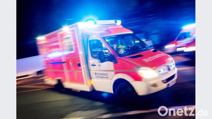 Ein Rettungswagen fährt mit Blaulicht durch eine Straße. Foto: Marcel Kusch/dpa/Symbolbild Bild: Marcel Kusch