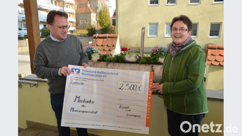 Wenn Christa Wildenauer im Pfarrhof auftaucht, kommt sie meist mit einer gut gefüllten Spendenschatulle bei Dekan Alexander Hösl vorbei. Diesmal werden von ihr die Ministranten in der Pfarreiengemeinschaft für ihren wertvollen Dienst bedacht. Bild: dob