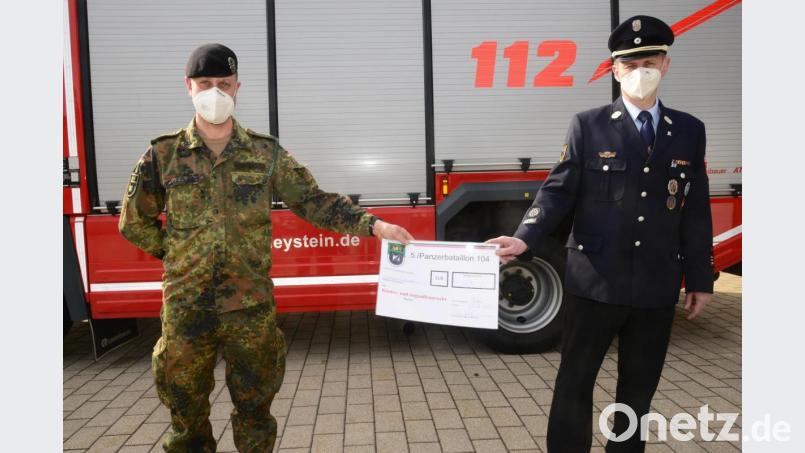 Oberleutnant Olaf Niederdräing (links) übergibt Kommandant Markus Völkl, Feuerwehr Pleystein, einen Scheck über 1.500 Euro für die Arbeit in der Kinder- und den Jugendfeuerwehren in der Großgemeinde. Bild: bey