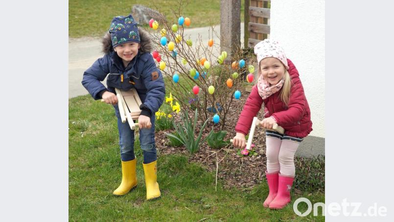 Auf den Höhen des "Fichtlberg" am Hallerhof sind der fünfjährige Christian (links) und seine dreijährige Schwester Johanna Fichtl am Karfreitag pünktlich um 12 Uhr mit Begeisterung am Ratschen.
Nicht im Bild: Betty Simmerl (8 Jahre), ihr Bruder Toni (9) sowie Hanna (9), Alena (8) und Eliane (10) Tretter. Ebenfalls mit dabei: Leon (6), Emilia (5) und Jonas (3) Lindner. Bild: fvo