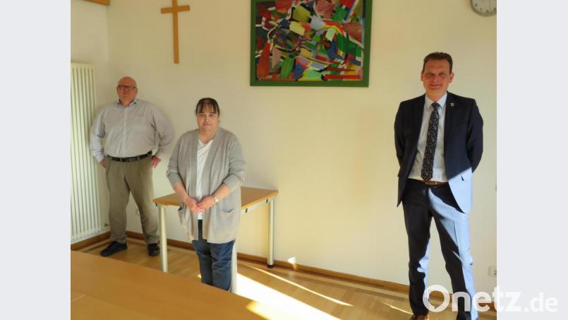Mit gebührendem Abstand stellten Bürgermeister Ernst Schicketanz (rechts) und Geschäftsstellenleiter Rüdiger Fuhrmann (links) die neue Kämmerin Gisela Zetzlmann vor. Bild: adj
