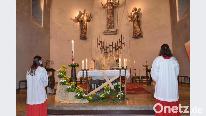 Die Eucharistiefeier in der Osternacht hielt Pfarrer Udo Klösel. Für ihn war es die erste Osternachtsfeier in Moosbach. Bild: gi