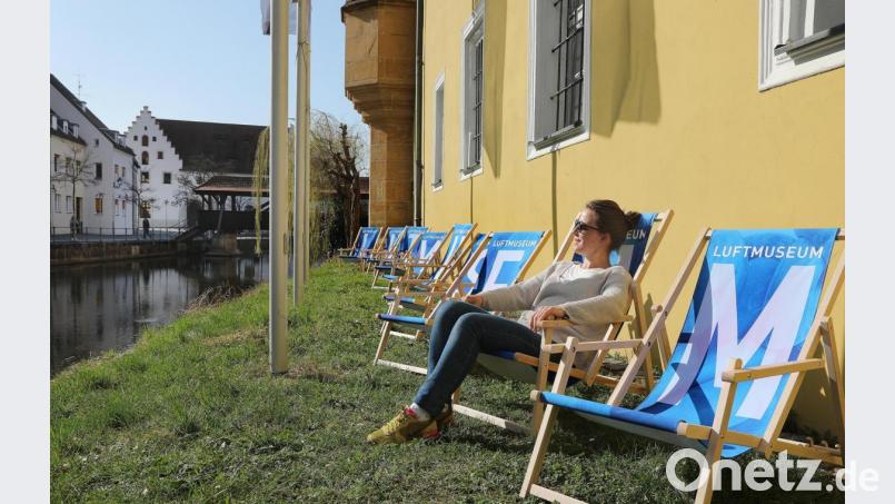 Das Luftmuseum in Amberg hat die Liegestühle am Ufer der Vils aufgestellt. Bild: Wolfgang Steinbacher