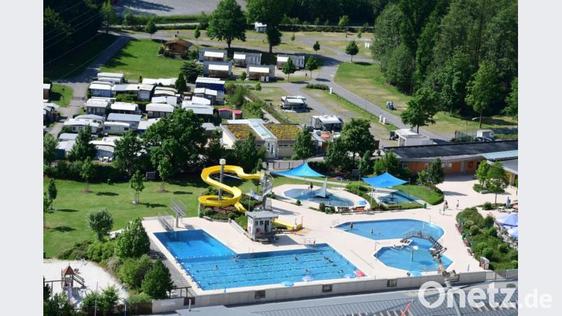 Ob das Freibad am Fuße des Monte Kaolino in Hirschau heuer überhaupt öffnen wird, steht noch in den Sternen. Der zuständige Ausschuss für Stiftung und Tourismus will erst einmal die Entwicklung des Infektionsgeschehens abwarten und dann Ende April eine Entscheidung treffen. Bild: Petra Hartl