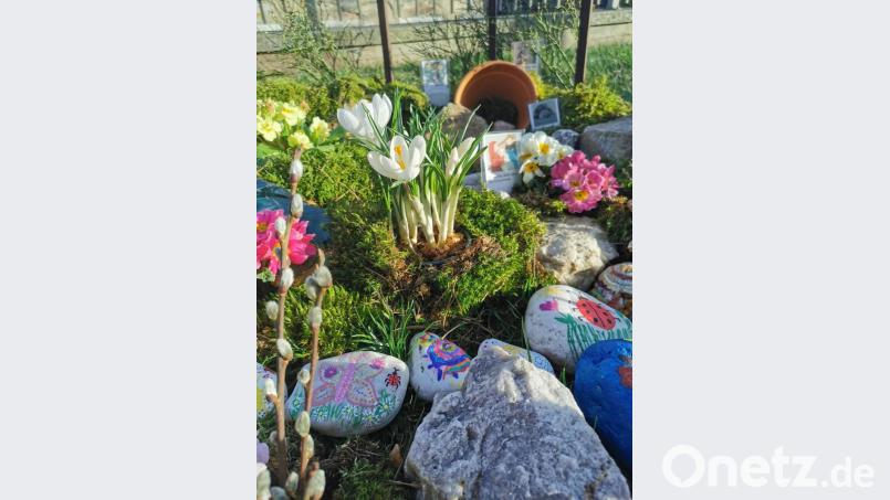 Ein kreativer Stein nach dem anderen ließ ein Gesamtkunstwerk im Kirchgarten von Roggenstein zu Ostern entstehen. Bild: dob