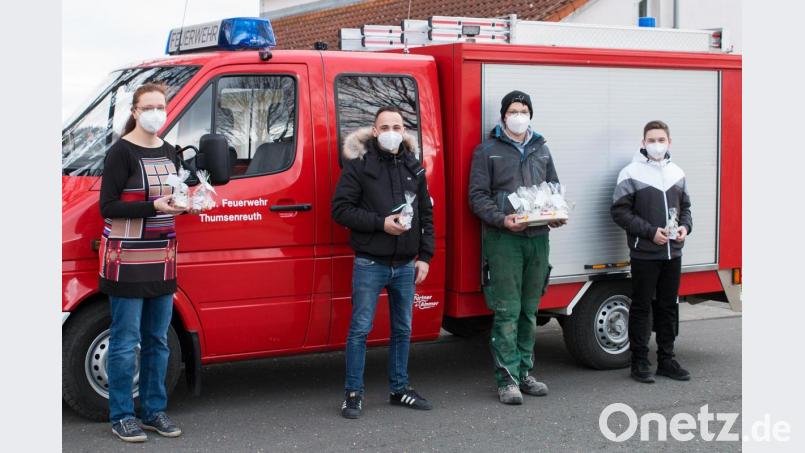 Jugendwartin Renate Bergler (Feuerwehr Krummennaab) mit Christian Sirtl und zwei Jugendlichen von der Feuerwehr Thumsenreuth verteilten am Samstagvormittag mit ihren Jugendfeuerwehrkräften viele kleine Osternester an die ältere Bevölkerung Krummennaabs. Bild: nza