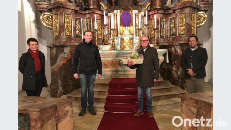 Pater Robin Xavier (rechts) dankt dem scheidenden Mesner Ernst Andraschko für sein zehnjähriges Engagement in der Pfarrei Vilseck. Diesem Dank schlossen sich auch Pfarrgemeinderatssprecherin Michaela Kreuzer und Kirchenpfleger Thomas Pröls an. Bild: rha