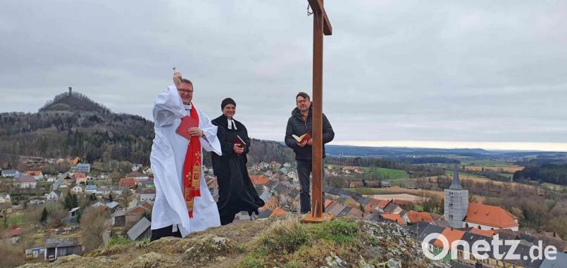 Zur Segnung des neuen Gipfelkreuzes steigen die beiden Geistlichen, der katholische Pfarrer Sven Grillmeier und der evangelische Seelsorger Hartmut Klausfelder (von links), auf den Gipfel des Kleinen Kulms. Begleitet werden sie von Bürgermeister Wolfgang Haberberger, der als Ministrant, Mesner und Lektor zugleich fungiert. Bild: ow