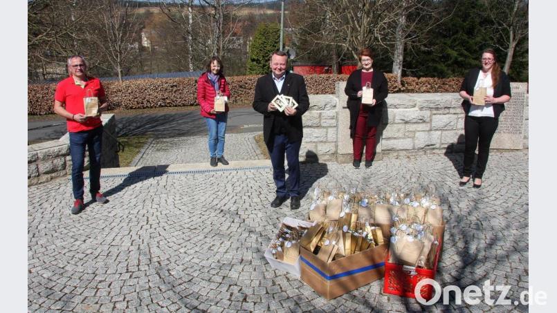 460 gefüllte Ostertaschen wechseln nach Ostern ihre Besitzer. Vorgestellt wurde die Geschenkidee von Bürgermeister Hubert Kraus, Gabi Hawranek, Pfarrer Josef Waleszczuk, Uschi Malzer und Sandra Pinzer (von links). Bild: wro