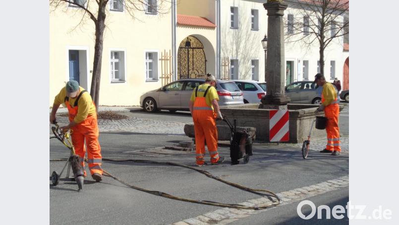 Rund um den Brunnen wurden Risse ausgebessert Bild: amö