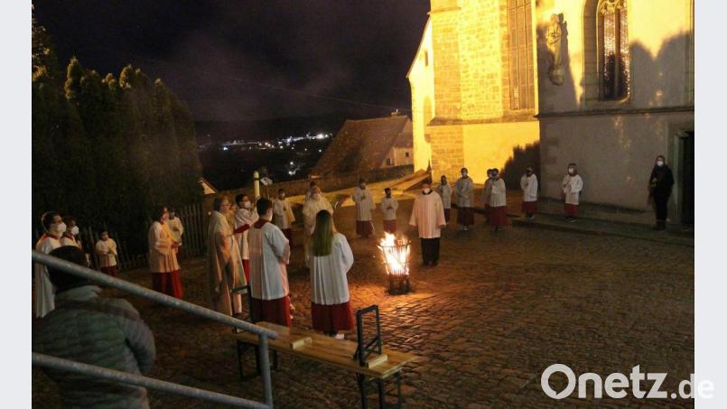 Die Pfarrei St. Johannes der Täufer Nabburg feierte mit einem festlichen Ostergottesdienst vom Dunkel des Karfreitags in das strahlende Licht eines sonnigen Morgens die Auferstehung des Gekreuzigten. Die Feier begann mit der Segnung des Feuers, an dem die Osterkerze entzündet wurde.