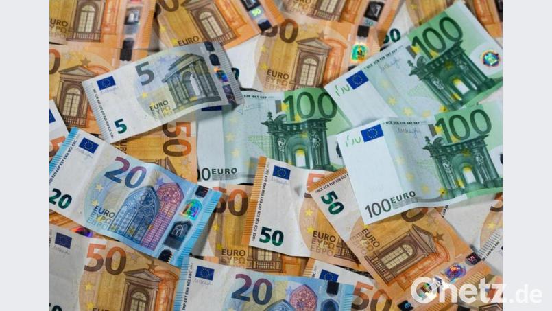 Ums Geld ging es in der Gemeinderatssitzung in Reuth: Die Räte beschlossen den Haushalt der Kommune. Symbolbild: Jens Büttner/dpa