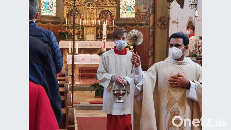 Pater Binu segnete die Speisen und die Kirchenbesucher. Bild: ga