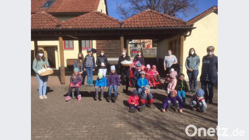 Im Namen des gesamten Personals und der Bewohner übergaben Vertreterinnen des Senioren-Seniorenhauses Fuchsmühl &quot;Oster-Überraschungstütchen&quot; an das Kinderhaus St. Marien. Bild: Senioren-Servicehaus Fuchsmühl/exb