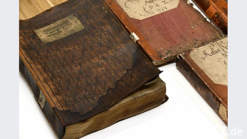 Bücher, die bei einem Wasserrohrbruch im Stadtarchiv Amberg durchweicht wurden, sollen von einer Leipziger Spezialfirma restauriert werden. Bild: Petra Hartl