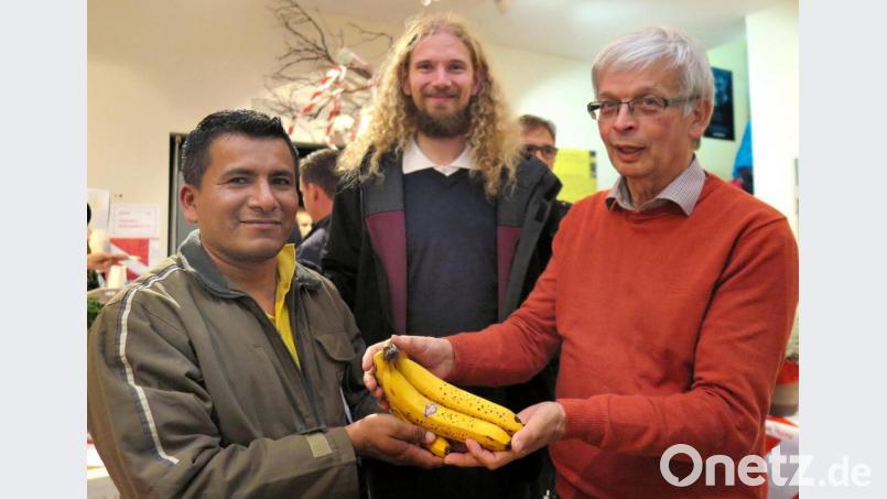 Der Leiter des Eine-Welt-Ladens Fronberg, Wolfgang Nowak (rechts), bezieht Bananen aus Ecuador und erfüllt längst die Kriterien des neuen Lieferkettengesetzes. Plantagenbetreiber William Justavino (links) bekommt für seine Ware "einen fairen Preis". Bild: Hirsch