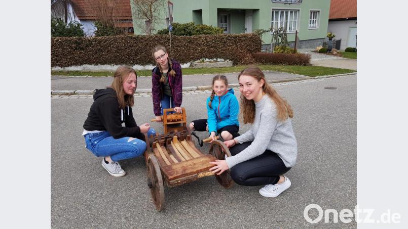 Mit ihren Ratschen ermahnten die Ministrantinnen während der Kartage die Gläubigen zum Gebet. Bild: gi