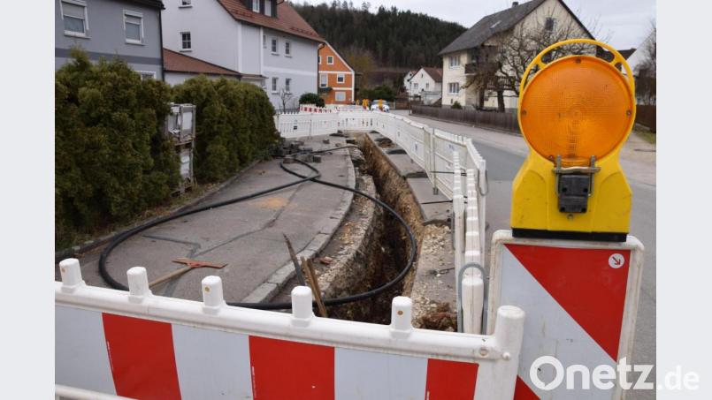 In der Bahnhofstraße wird ein neues Stromkabel verlegt. Zum Vorschein gekommen ist bei den Erdarbeiten auch ein sogenanntes "Natokabel" aus der Zeit des Kalten Krieges. Ob der Kabelstrang noch genutzt wird? Wohl eher nicht. Bild: bö