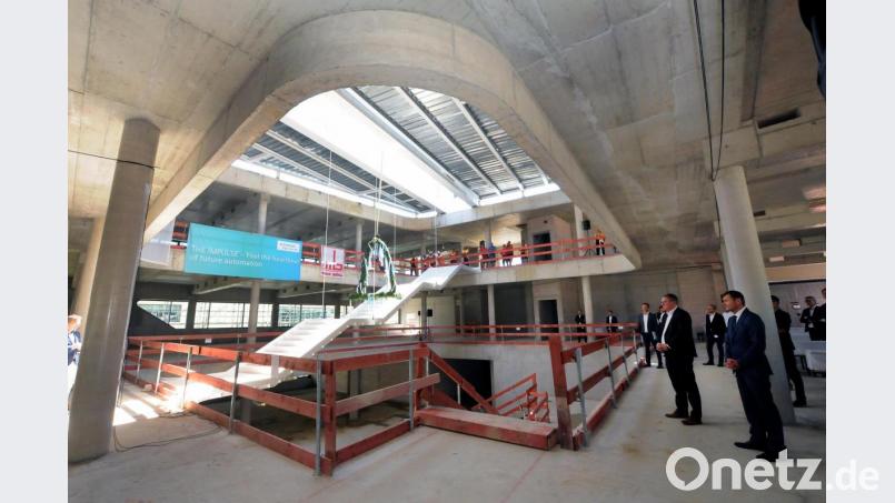 Die Siemens AG investiert laut eigenen Angaben einen zweistelligen Millionen-Betrag in ein digitales Besucher-Zentrum, das derzeit in Amberg entsteht. Am Mittwoch war Richtfest, die Eröffnung ist für März 2021 geplant. Bild: Stephan Huber