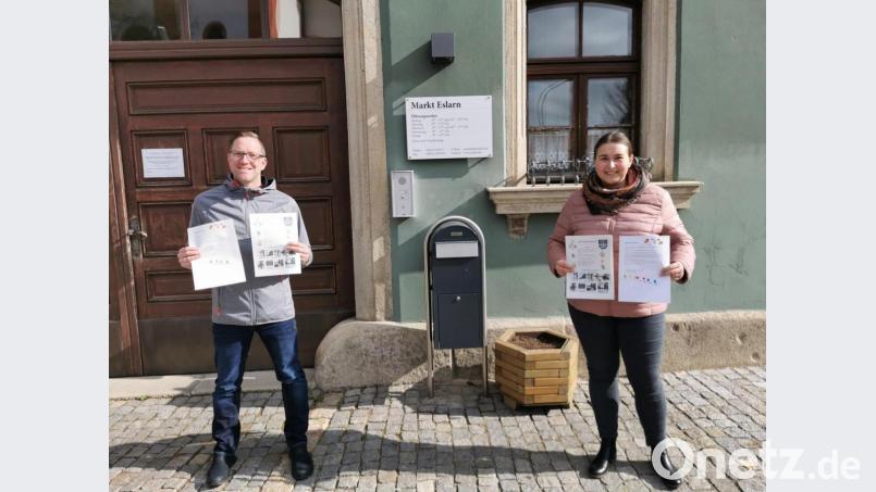 Die Jugendbeauftragten Laura Roth und Bernd Reil (von rechts) freuen sich über die großartige Teilnahme am Ostereiersuchen. Bild: gz