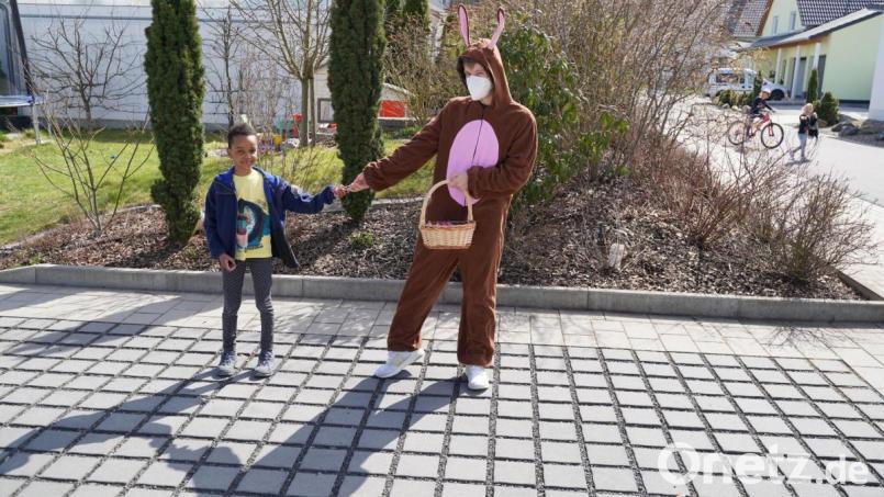 Als Osterhasen verkleidete Ministranten vermitteln den Poppenrichtern Osterfreude. Bild: Regina Probst/exb