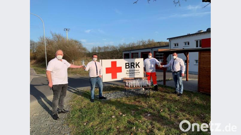 Spendenübergabe mit Abstand (von links): Andreas Scheuner, Kevin Hammer, Tino Unbehaun und Jürgen Trescher. Bild: krb