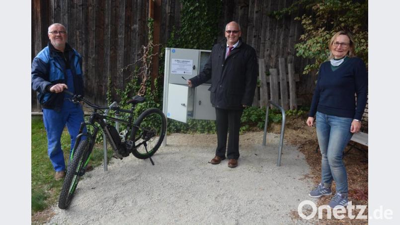 Zwölf neue E-Bikes schafft sich Bad Neualbenreuth an, die für touristische Zwecken zur Verfügung stehen. Schon seit Sommer 2020 können im Hof der Gästeinformation die Akkus der E-Bikes aufgeladen werden. Erstellt wurde die Ladestation von Reinhold Bauer (links). Mit im Bild Ursula Stingl (Tourist-Info) und Bürgermeister Klaus Meyer. Archivbild: jr