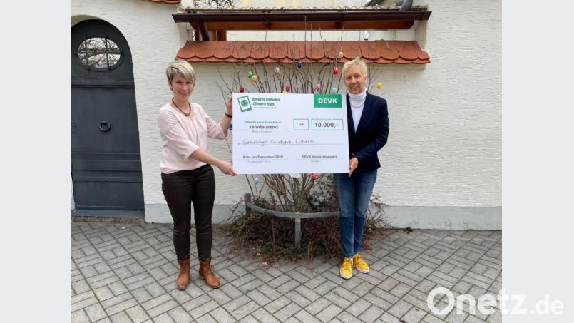 Alexandra Wildenauer, Schulleitung der Gerhardinger-Grundschule, und Eva Fischer-Spanl von der DEVK. Bild: Teresa Lehner/DEVK/exb