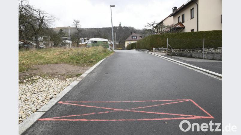 Nur noch eine farbige Markierung verrät in der Dostlerstraße, an welcher Stelle der Pflanztrog aufgestellt werden sollte. Bild: Petra Hartl