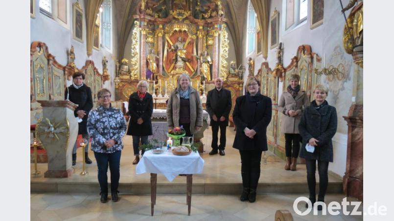 Der festliche Jubiläumsgottesdienst wurde von den Vorstandsmitgliedern des OGV mitgestaltet: Im Bild (von links) Stilla Schirdewahn, Christine Hösl, Marianne Kozlowski, OGV-Vorsitzende Angelika Lang Salz, Georg Köppl, Brigitte Fröhler, Sandra Schiesl und Petra Scharf. Bild: tja