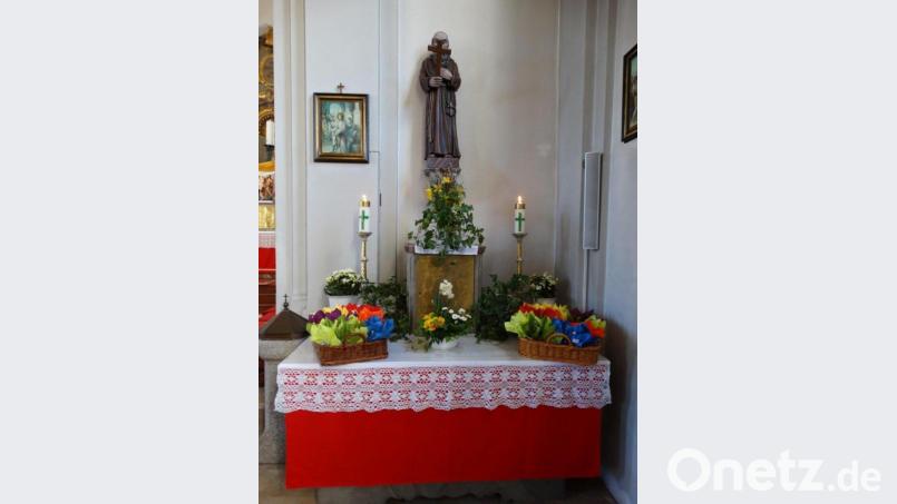 Auf dem Seitenaltar in der Sankt Wendelinskirche Trevesen, stehen die Ostereier bereit. Bild: twg