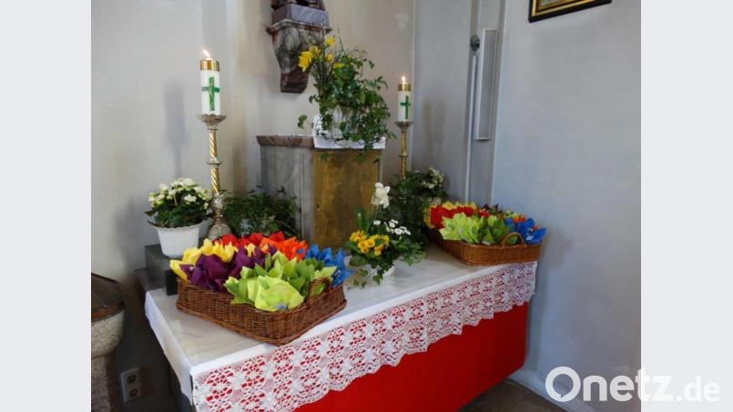 Der Katholische Frauenbund Trevesen verteilt seit 30 Jahren Ostereier, die am Ostersonntag geweiht werden. Auf dem Seitenaltar in der Sankt Wendelinskirche Trevesen stehen die Ostereier bereit. Bild: twg