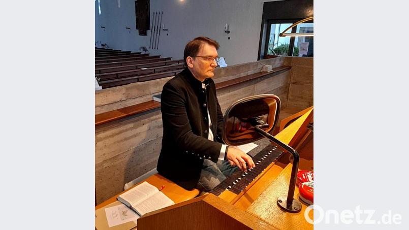 An der Orgel interpretierte Roland Assion konzertant das Thema der Passionsandacht. Bild: zer