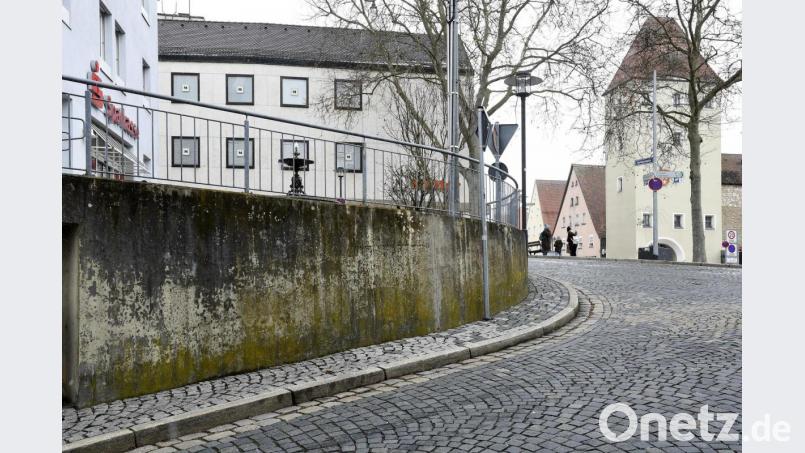 Viele Bürger verwechseln das gepflasterte &quot;Schrammbord&quot; vor der Stützmauer am Sparkassenvorplatz in Sulzbach mit einem Gehweg - das ist er aber nicht. Deswegen darf dort laut Stadtverwaltung auch kein Handlauf für Fußgänger angebracht werden. Bild: Petra Hartl