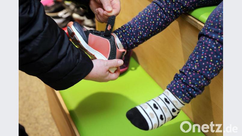 Seit 1. April dürfen Schuhgeschäfte wieder öffnen. Vor allem Kinderschuhe werden in den erste Tagen nachgefragt. Darüber sind sich die Schuhhändler in der Region einig. Bild: Wolfgang Steinbacher