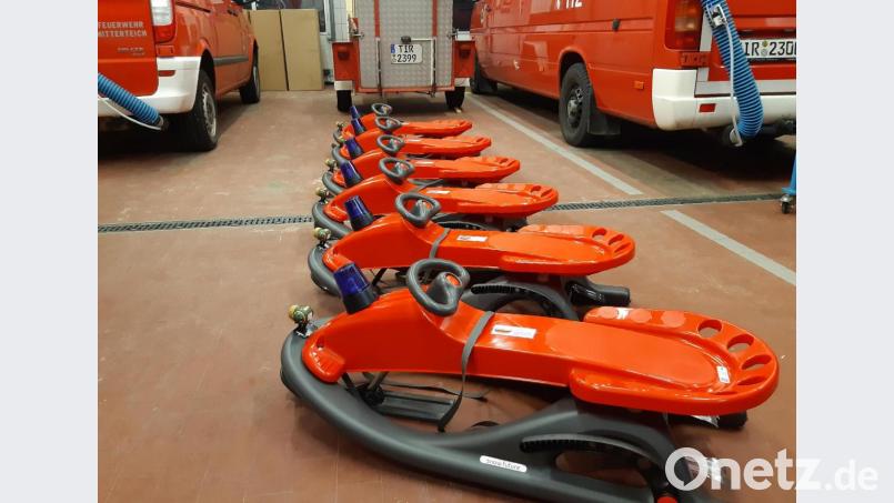 In der Fahrzeughalle hatte die Feuerwehr Mitterteich die angeblich neu eingeführten Einsatzschlitten aufgereiht. Bild: Feuerwehr Mitterteich/exb
