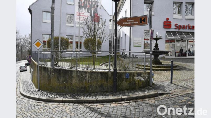 Viele Bürger verwechseln das gepflasterte &quot;Schrammbord&quot; vor der Stützmauer am Sparkassenplatz in Sulzbach mit einem Gehweg - das ist er aber nicht. Deswegen darf dort laut Stadtverwaltung auch kein Handlauf für Fußgänger angebracht werden. Bild: Petra Hartl