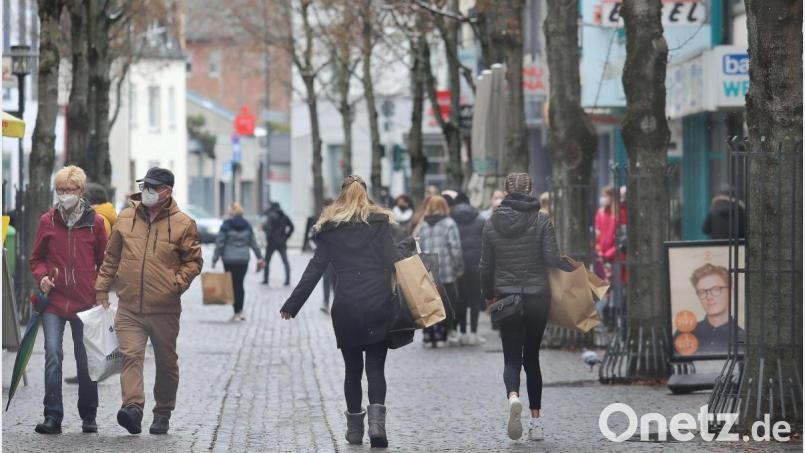 Einkaufen am Dienstag: In der Weidener Fußgängerzone kehrt das Leben zurück. Bild: Wolfgang Steinbacher