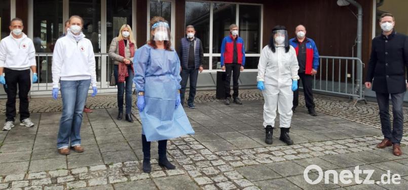 60 Personen ließen sich am ersten Tag in der Corona-Teststation in Mehlmeisel vom geschulten Personal testen. Lokalpolitiker lobten Organisation und Ablauf. Bild: gis