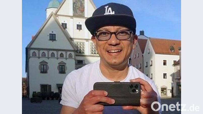 Jesse A. Lopez ist mit seinem Smartphone unter anderem gerne in der Weidener Innenstadt unterwegs und dreht Videos für seine amerikanischen und deutschen Abonnenten bei Youtube. Bild: Lopez/exb