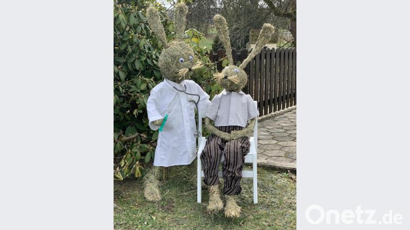 Der Hasenweg in Immenreuth zeigt auch diese Szene: Der Hasendoktor versucht durch gutes Zureden, dem Häschen die Furcht vor der Spritze zu nehmen. Bild: mez