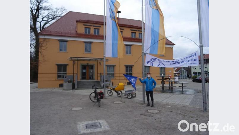 Das Transparent „Frieden schaffen ohne Waffen“ wurde vor den jeweiligen Rathäusern im Städtedreieck platziert. Bild: DFG-VK/exb