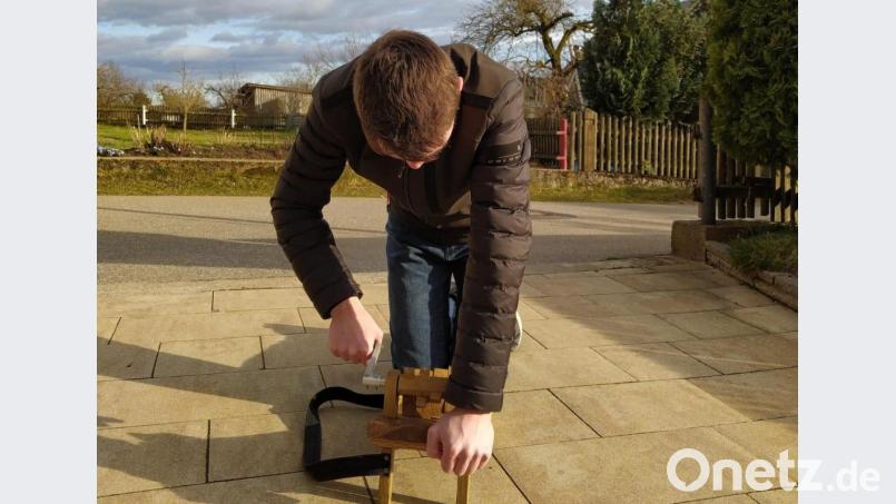 Konstantin Stahl organisierte heuer das Ratschen in Albersrieth - und war dabei mit vollem Einsatz auch selbst mit von der Partie. Bild: fvo