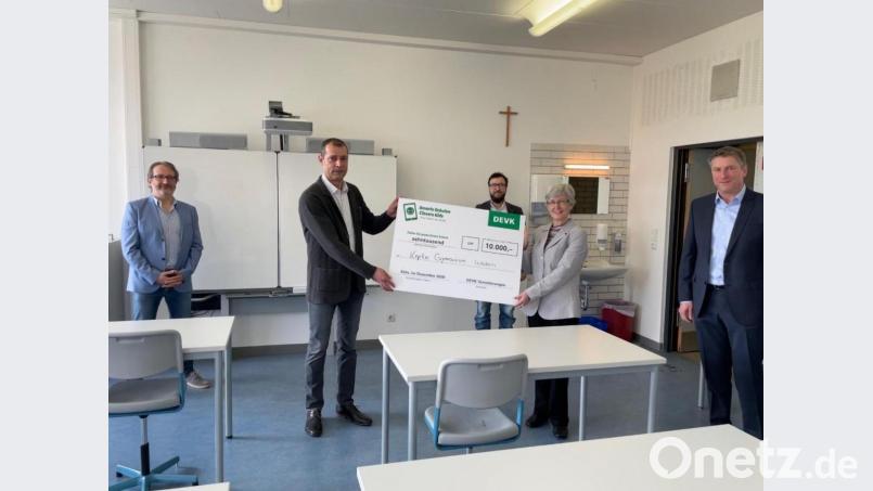 Über den Gewinn freuen sich (von links) Claus Werner (Systembetreuer), Daniel Götz (DEVK), Jürgen Heiß (Medienpädagoge), Sigrid Bloch (Schulleitung) und Harald Meier (DEVK). Bild: Teresa Lehner/DEVK