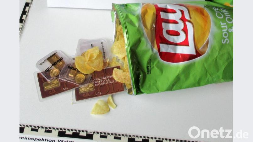 Entdeckt in Waidhaus: Gold in einer Chips-Tüte. Bild: Polizeipräsidium Oberpfalz