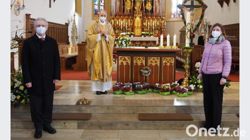 Statt eines Frühlingsfests gibt es für die Senioren der Pfarrei Hirschau einen Ostergruß des Pfarrgemeinderats. Beim Gottesdienst segnet Pfarrer Johann Hofmann (Mitte) die unter anderem mit einem Fläschchen Weihwasser und einer Osterkerze gefüllten Osternester. Pfarrgemeinderats-Sprecher Lauren Beck (links) und die in dem Gremium für Seniorenarbeit zuständige Beate Dietrich (rechts) bringen die Nester ins BRK-Seniorenheim St. Barbara. Bild: u