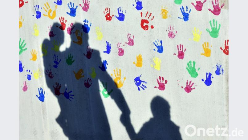 Besonders schlimm für Kinder sind die fehlenden Kontakte und das Spielen mit anderen. Corona hat das Leben entscheidend verändert. Immer mehr Mädchen und Buben müssen sich Hilfe bei Psychologen holen. Symbolbild: Peter Kneffel/dpa