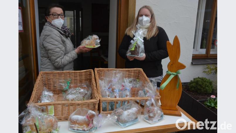 Stellvertretende AWO-Geschäftsführerin Sabine Kirchmann (rechts) und Gudrun Brill verkauften am Samstagvormittag selbstgebackene Osterlämmer vor dem Mehrgenerationenhaus. Bild: jr
