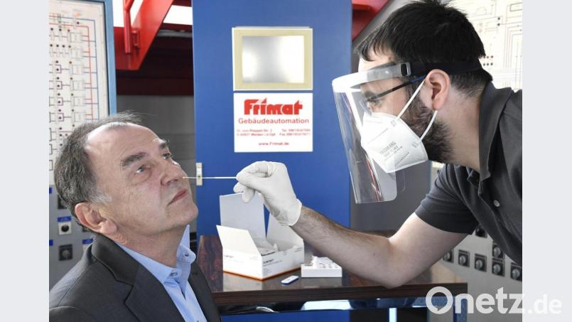 Frimat-Geschäftsführer Johann Frey beim Schnelltest. Bild: Petra Hartl